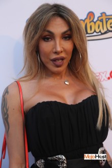 ynotcams2018_redcarpet128 